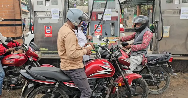 ফিলিং স্টেশনে তেল নিতে আসা কয়েকজন মোটরসাইকেল আরোহী